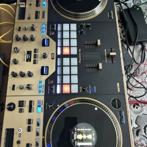 Pioneer DJ DDJ-REV7 Limited Edition Gold Motorisierter DJ-Controller für Serato Pro